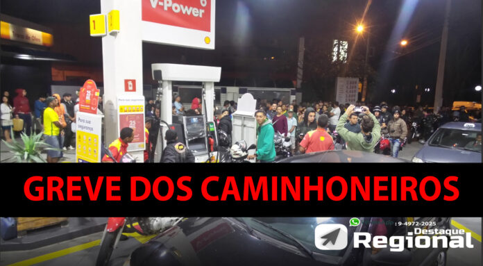 Centenas de pessoas aguardando a chegada de combustível em um posto de Cajamar durante a greve de 2018. Foto: Fernando Crus.